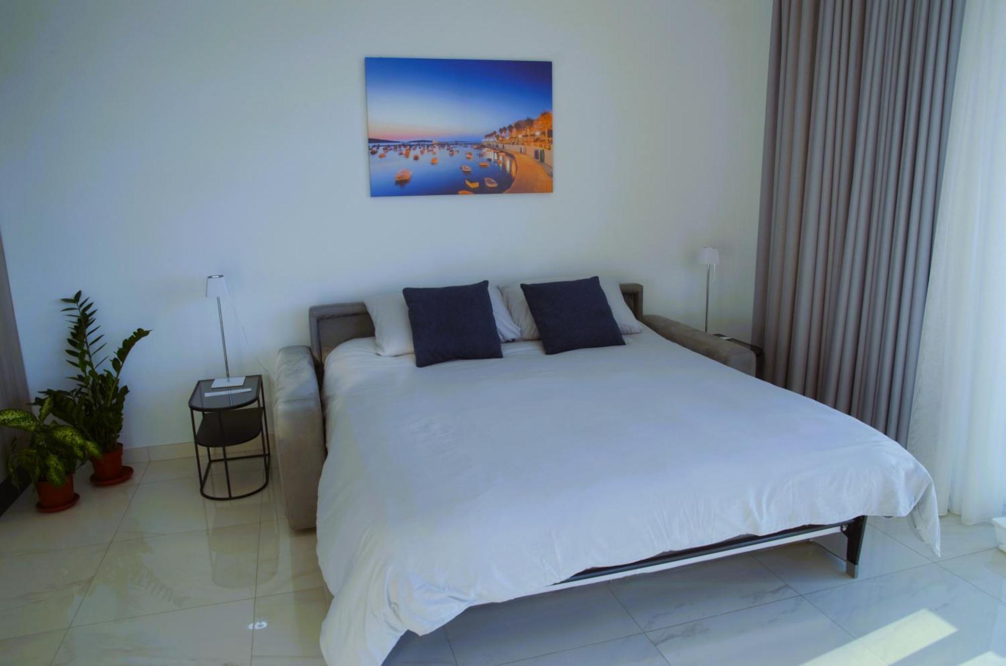 New Seafront Apartment - Spectacular Views St. Paul's Bay Dış mekan fotoğraf