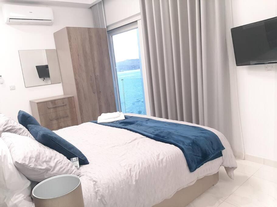 New Seafront Apartment - Spectacular Views St. Paul's Bay Dış mekan fotoğraf