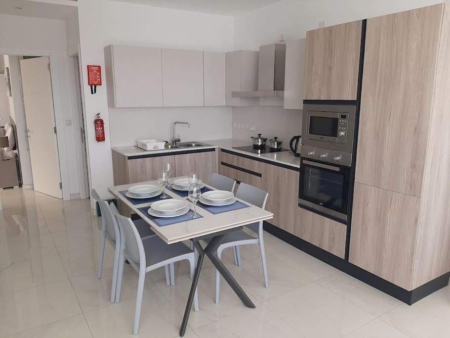 New Seafront Apartment - Spectacular Views St. Paul's Bay Dış mekan fotoğraf